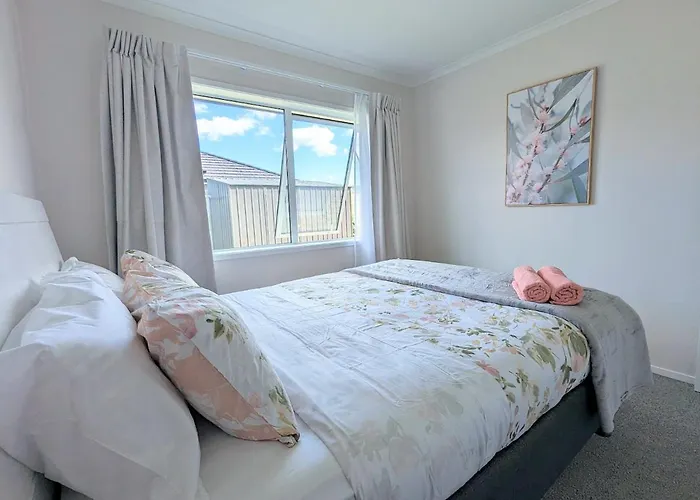 Beautiful Brand New Four-bed Near Redwood Holiday home