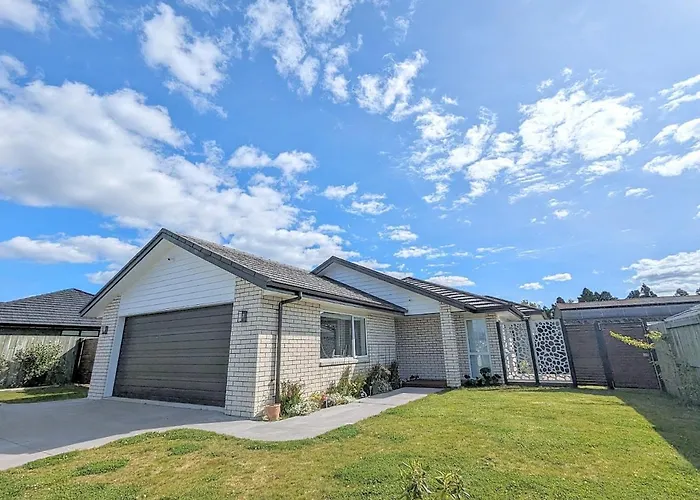 Holiday home Beautiful Brand New Four-bed Near Redwood *