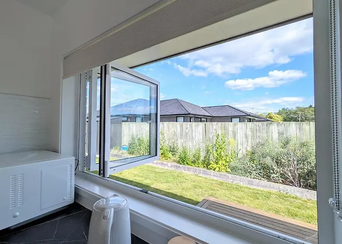 Beautiful Brand New Four-bed Near Redwood *