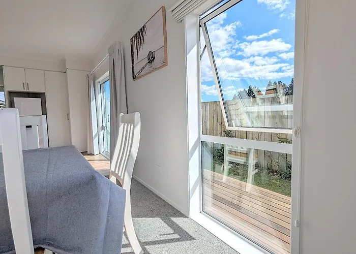 Beautiful Brand New Four-bed Near Redwood Holiday home *
