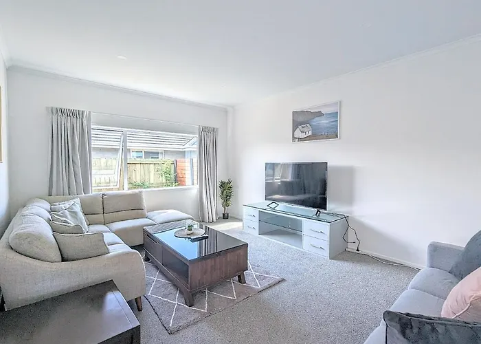 Beautiful Brand New Four-bed Near Redwood