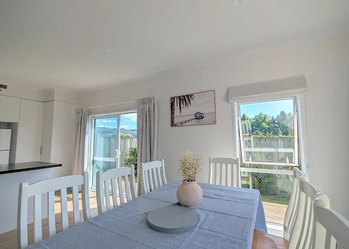 Holiday home Beautiful Brand New Four-bed Near Redwood *