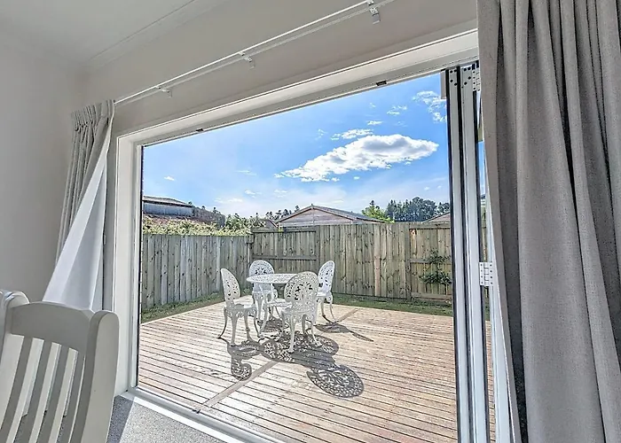 Beautiful Brand New Four-bed Near Redwood Holiday home *