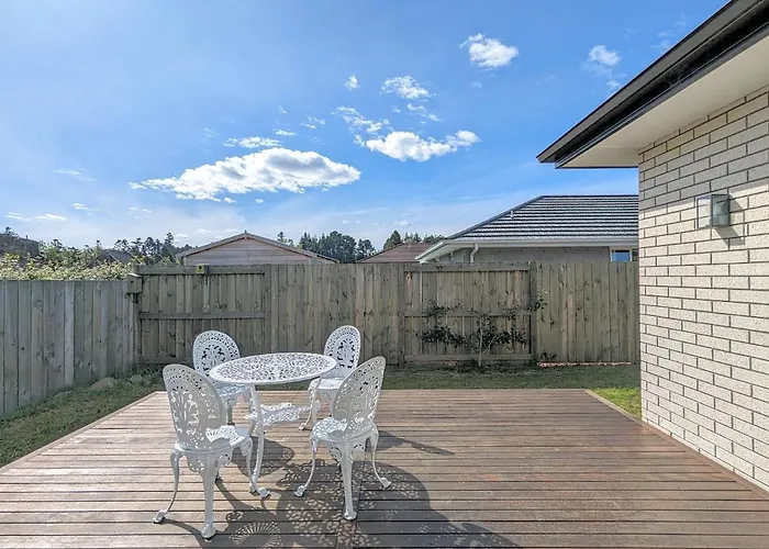 Beautiful Brand New Four-bed Near Redwood Holiday home