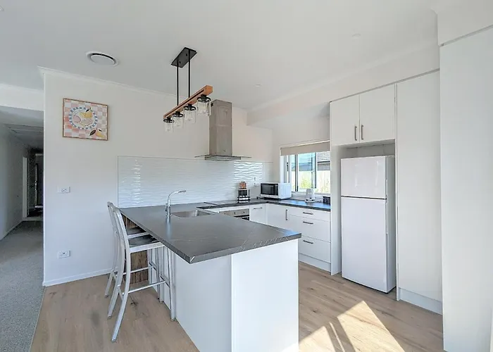 Holiday home Beautiful Brand New Four-bed Near Redwood *