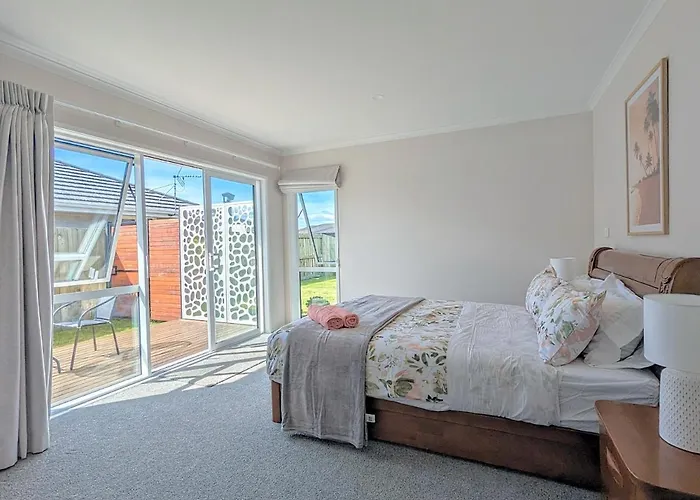 Beautiful Brand New Four-bed Near Redwood *