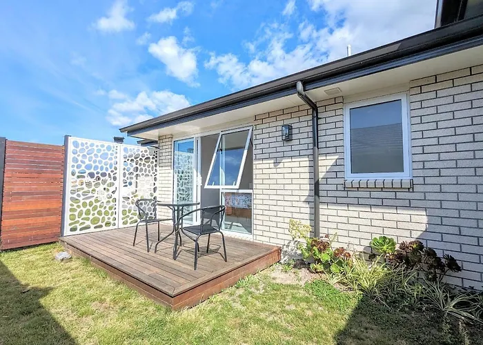 Beautiful Brand New Four-bed Near Redwood Holiday home *