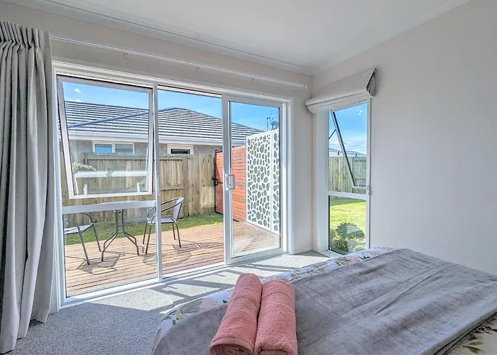 Holiday home Beautiful Brand New Four-bed Near Redwood