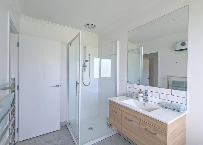 Beautiful Brand New Four-bed Near Redwood Holiday home