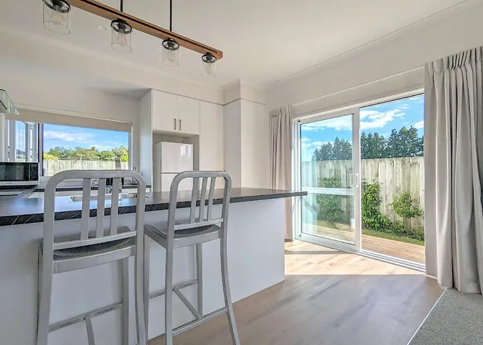 Beautiful Brand New Four-bed Near Redwood *