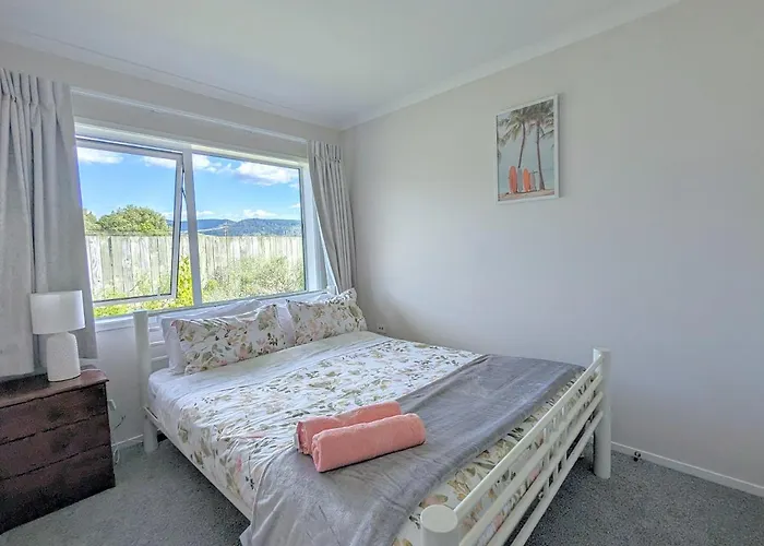 Beautiful Brand New Four-bed Near Redwood Holiday home