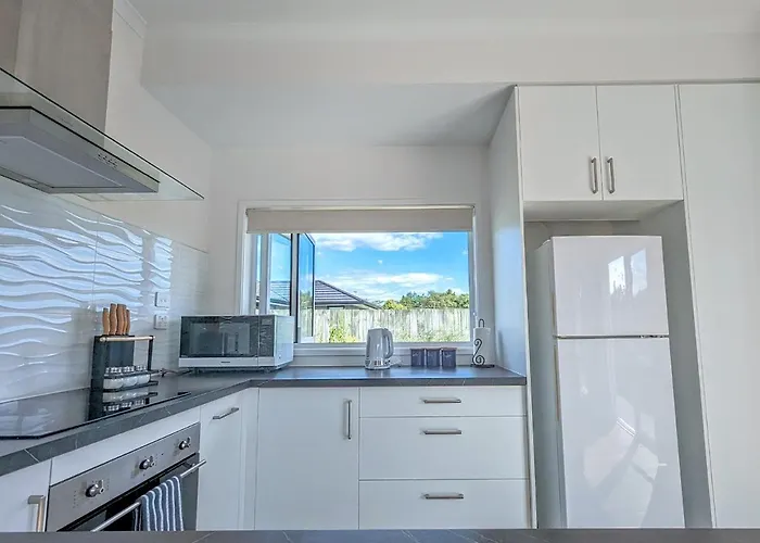 Beautiful Brand New Four-bed Near Redwood *