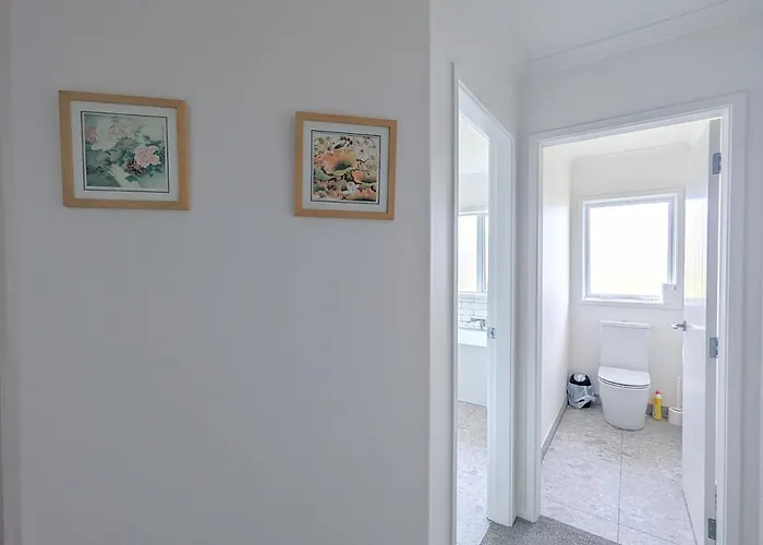 Beautiful Brand New Four-bed Near Redwood Holiday home *